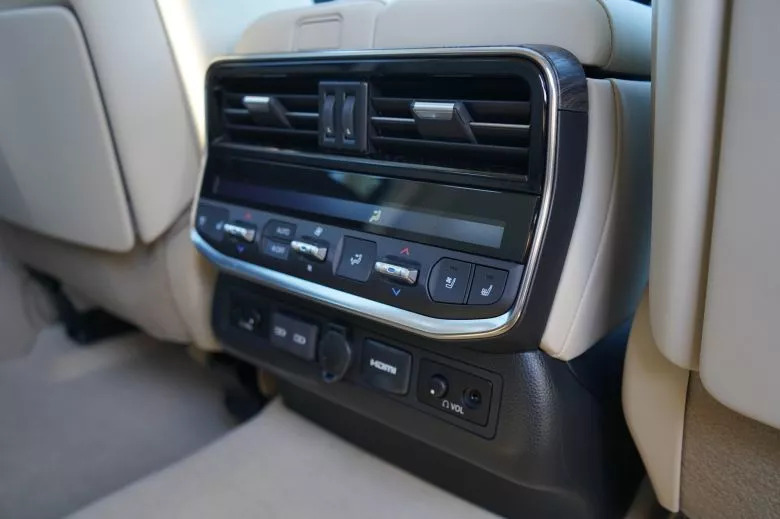 Toyota Land Cruiser 300 3.3 L V6 Bi-Turbo Diesel 4WD VX