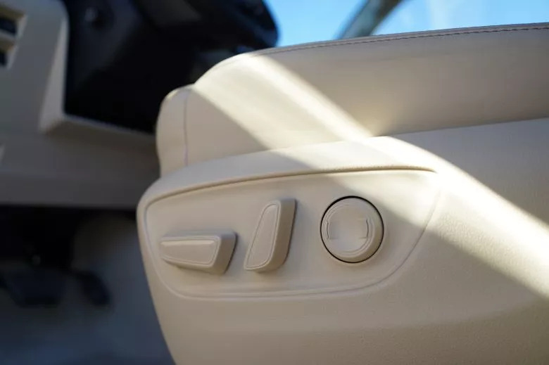 Toyota Land Cruiser 300 3.3 L V6 Bi-Turbo Diesel 4WD VX