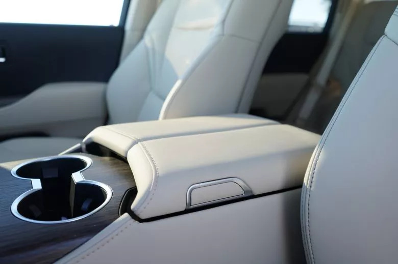 Toyota Land Cruiser 300 3.3 L V6 Bi-Turbo Diesel 4WD VX