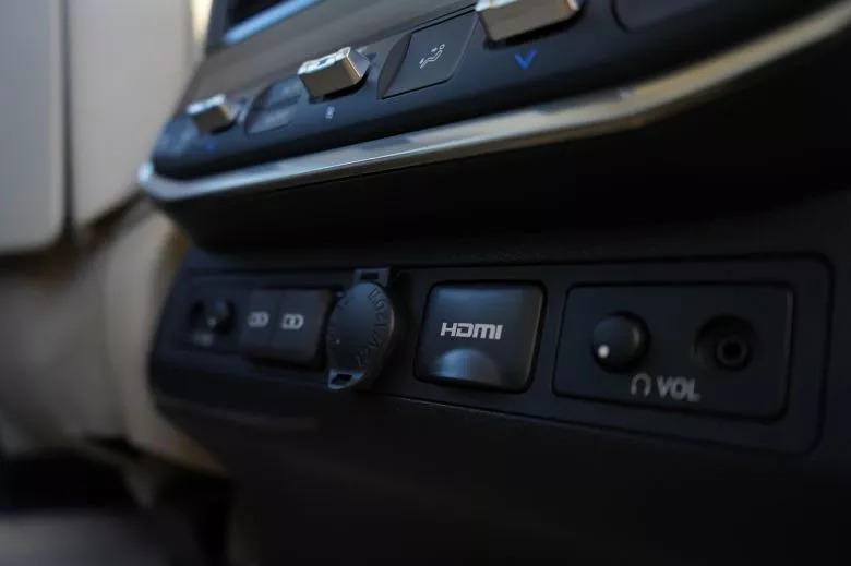 Toyota Land Cruiser 300 3.3 L V6 Bi-Turbo Diesel 4WD VX