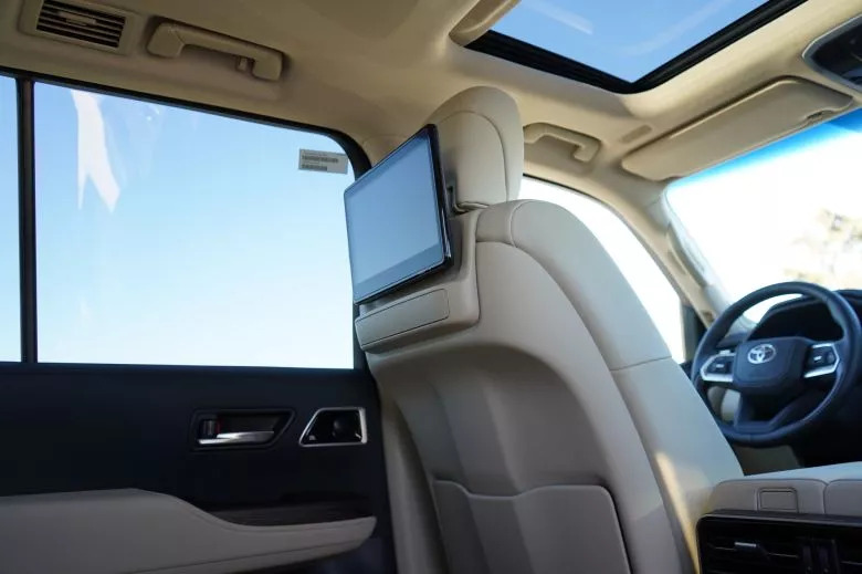 Toyota Land Cruiser 300 3.3 L V6 Bi-Turbo Diesel 4WD VX