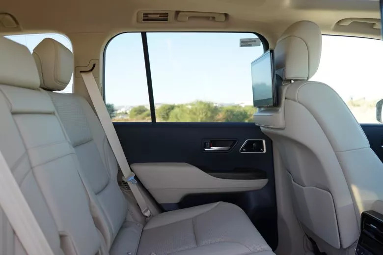 Toyota Land Cruiser 300 3.3 L V6 Bi-Turbo Diesel 4WD VX