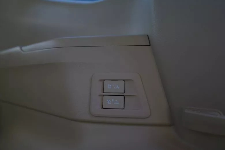 Toyota Land Cruiser 300 3.3 L V6 Bi-Turbo Diesel 4WD VX