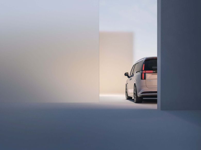 Volvo EM90