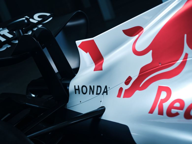 Max Verstappen remporte le GP du Japon avec une livrée en hommage à Honda pour Red Bull