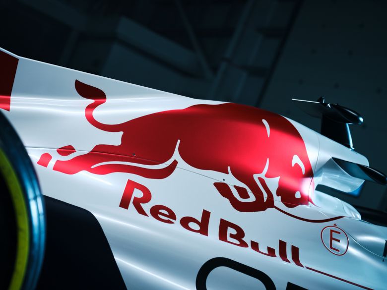 Max Verstappen remporte le GP du Japon avec une livrée en hommage à Honda pour Red Bull