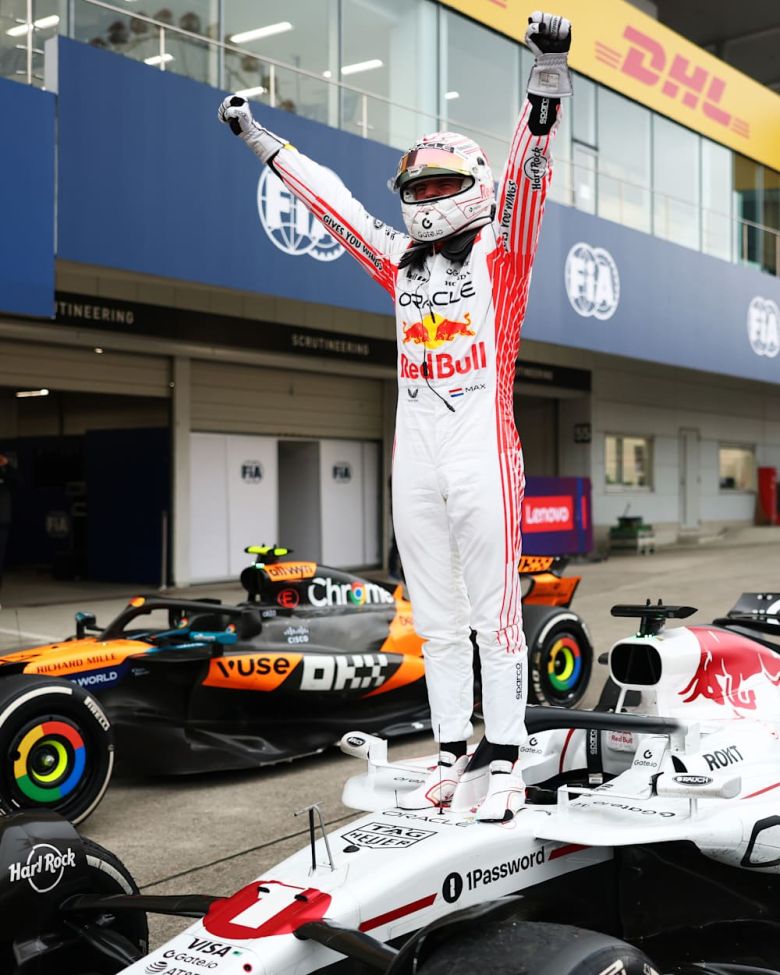 Max Verstappen remporte le GP du Japon avec une livrée en hommage à Honda pour Red Bull