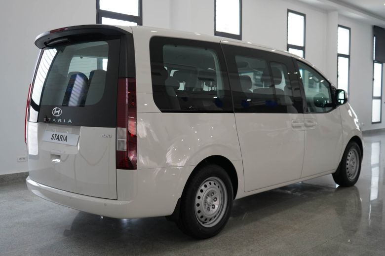 Hyundai Staria 9 places 2.2 CRDI