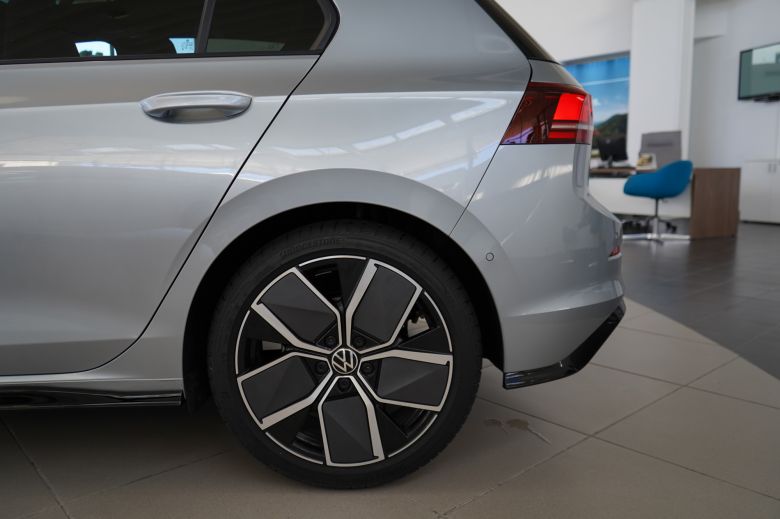 Volkswagen Golf 8 1.4 L TSI R-Line