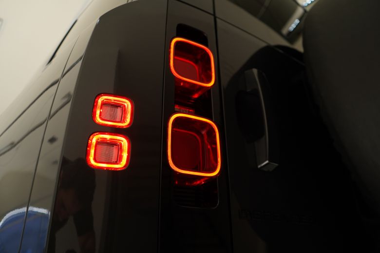 Land Rover Defender 110 3.0 L P400 X-Dynamic SE