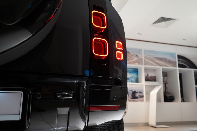 Land Rover Defender 110 3.0 L P400 X-Dynamic SE