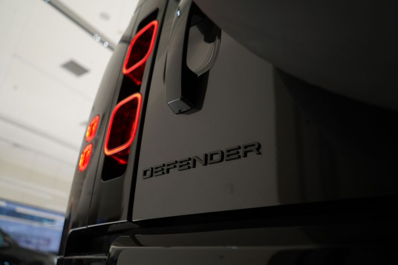 Land Rover Defender 110 3.0 L P400 X-Dynamic SE