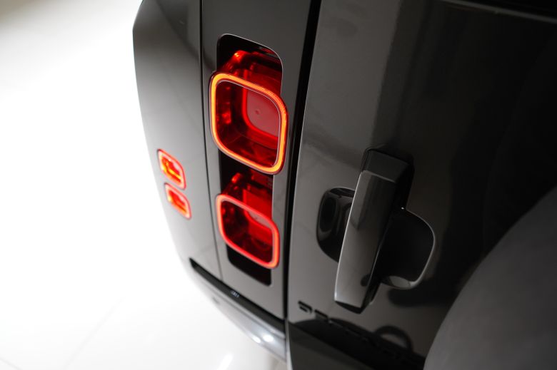 Land Rover Defender 110 3.0 L P400 X-Dynamic SE