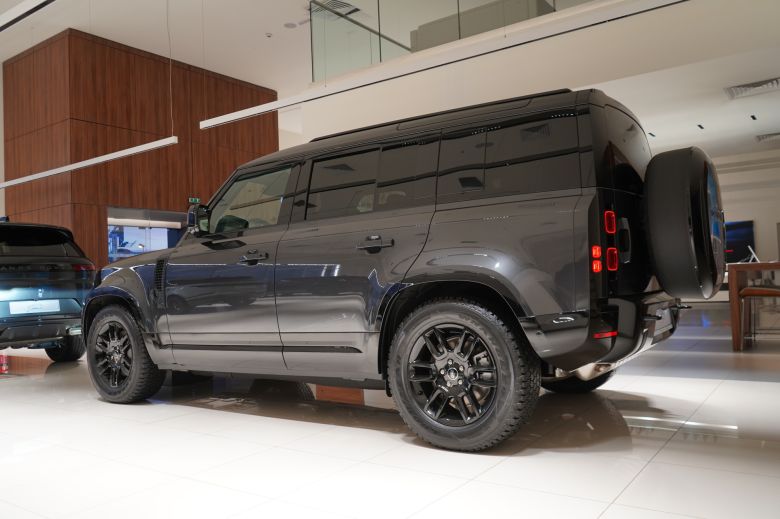 Land Rover Defender 110 3.0 L P400 X-Dynamic SE