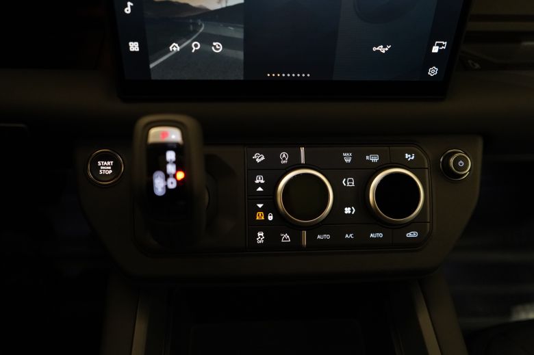 Land Rover Defender 110 3.0 L P400 X-Dynamic SE