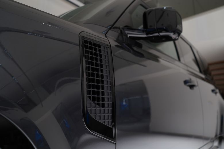 Land Rover Defender 110 3.0 L P400 X-Dynamic SE