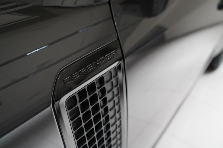 Land Rover Defender 110 3.0 L P400 X-Dynamic SE