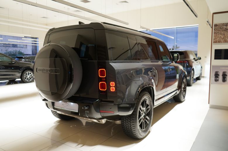 Land Rover Defender 110 3.0 L P400 X-Dynamic SE