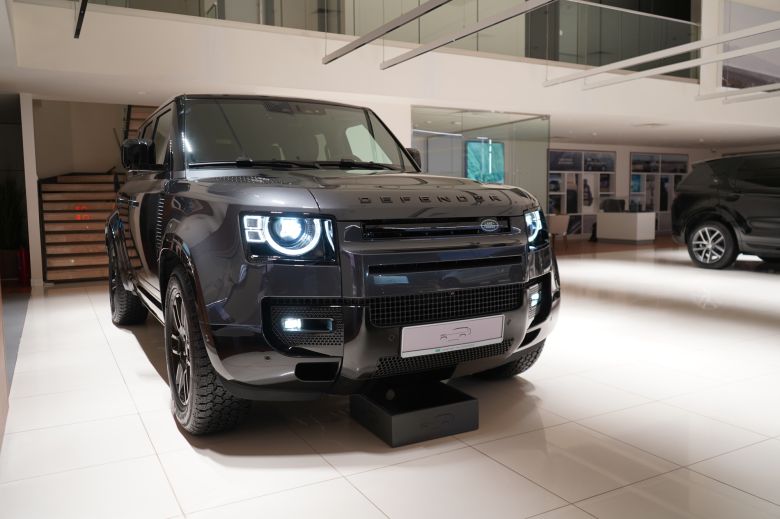 Land Rover Defender 110 3.0 L P400 X-Dynamic SE