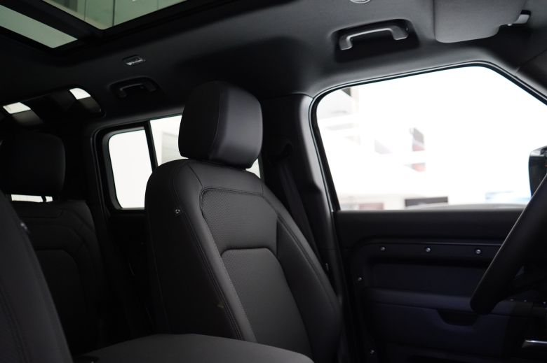 Land Rover Defender 110 3.0 L P400 X-Dynamic SE