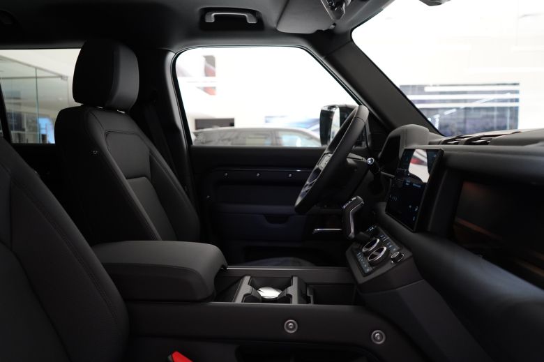 Land Rover Defender 110 3.0 L P400 X-Dynamic SE