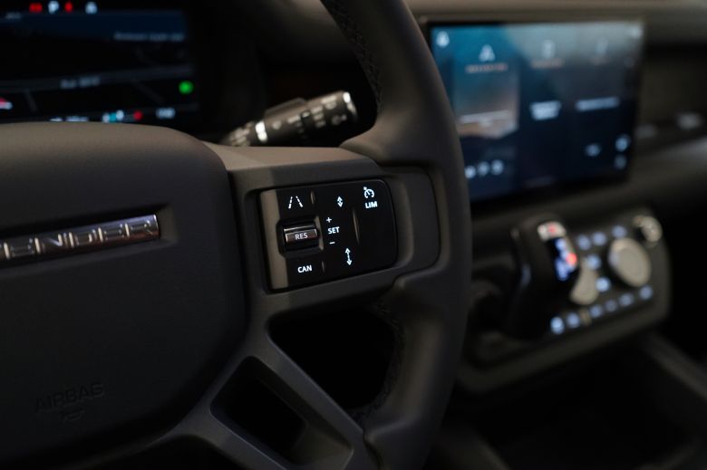 Land Rover Defender 110 3.0 L P400 X-Dynamic SE