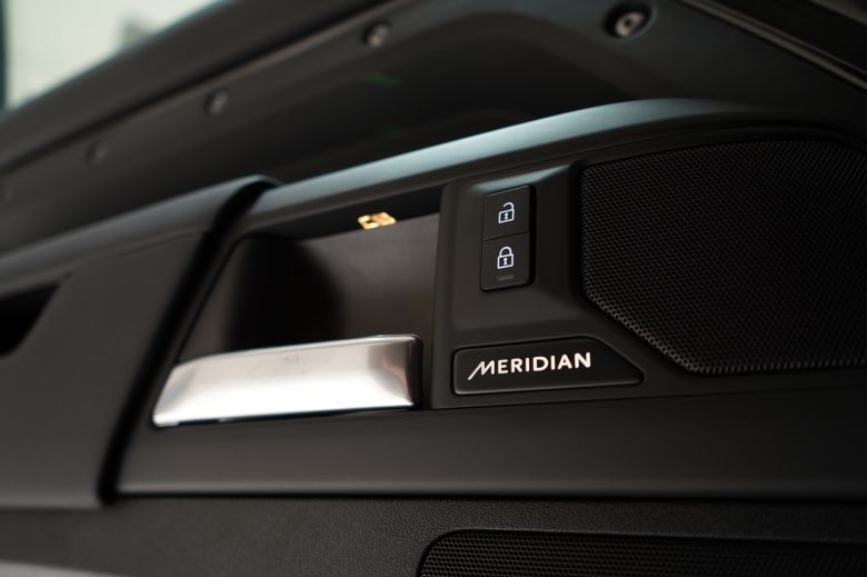 Land Rover Defender 110 3.0 L P400 X-Dynamic SE