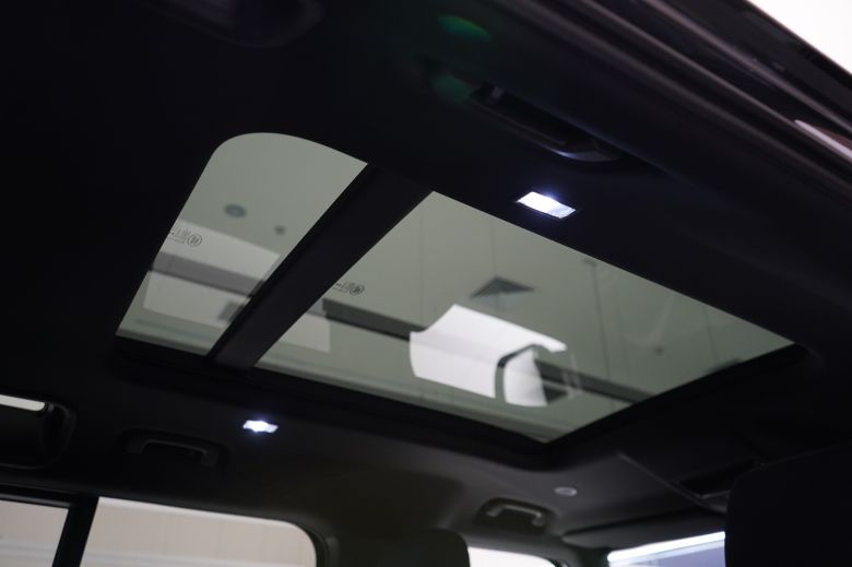 Land Rover Defender 110 3.0 L P400 X-Dynamic SE