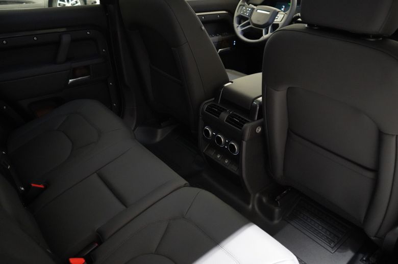 Land Rover Defender 110 3.0 L P400 X-Dynamic SE