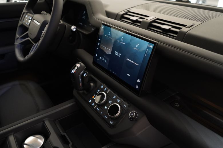 Land Rover Defender 110 3.0 L P400 X-Dynamic SE