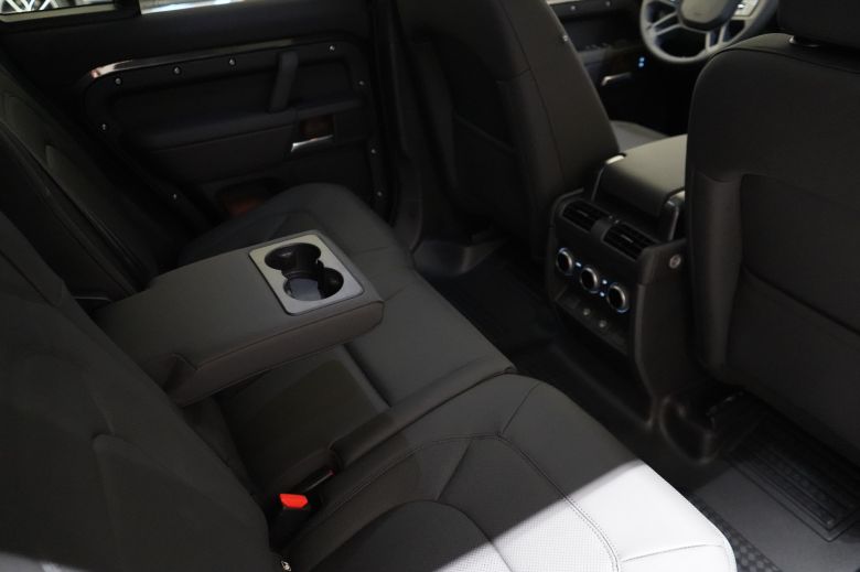 Land Rover Defender 110 3.0 L P400 X-Dynamic SE