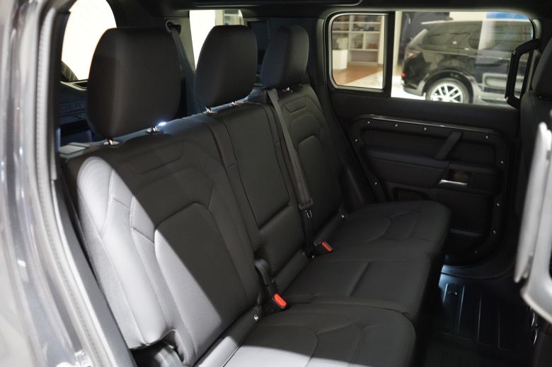 Land Rover Defender 110 3.0 L P400 X-Dynamic SE