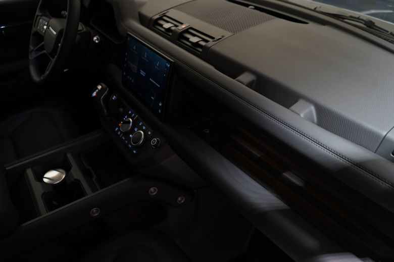 Land Rover Defender 110 3.0 L P400 X-Dynamic SE