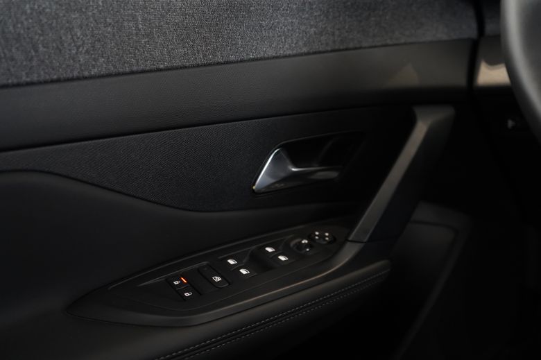 Peugeot 408 1.6 L Allure EAT8