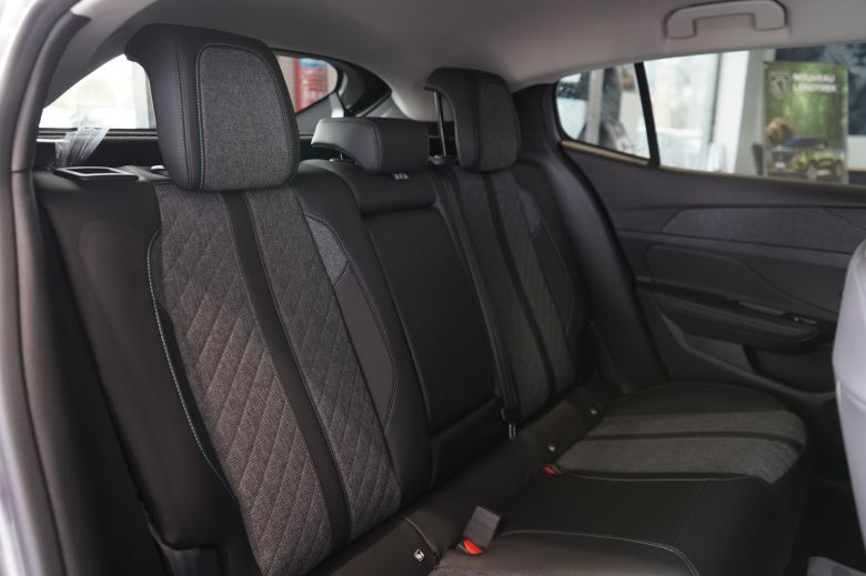 Peugeot 408 1.6 L Allure EAT8